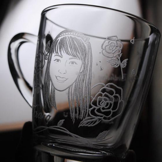 320cc【客製肖像甜美薔薇風】(寫實版) 玫瑰花女孩肖像馬克杯 - MSA玻璃雕刻
