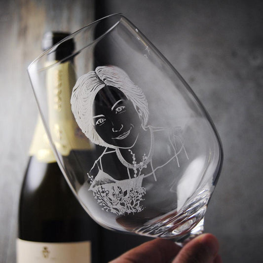 (一對價) 710cc【爸媽結婚周年紀念】(寫實版) 肖像客製 德國Eisch水晶杯(大容量快速醒酒杯) 紅酒杯 - MSA玻璃雕刻